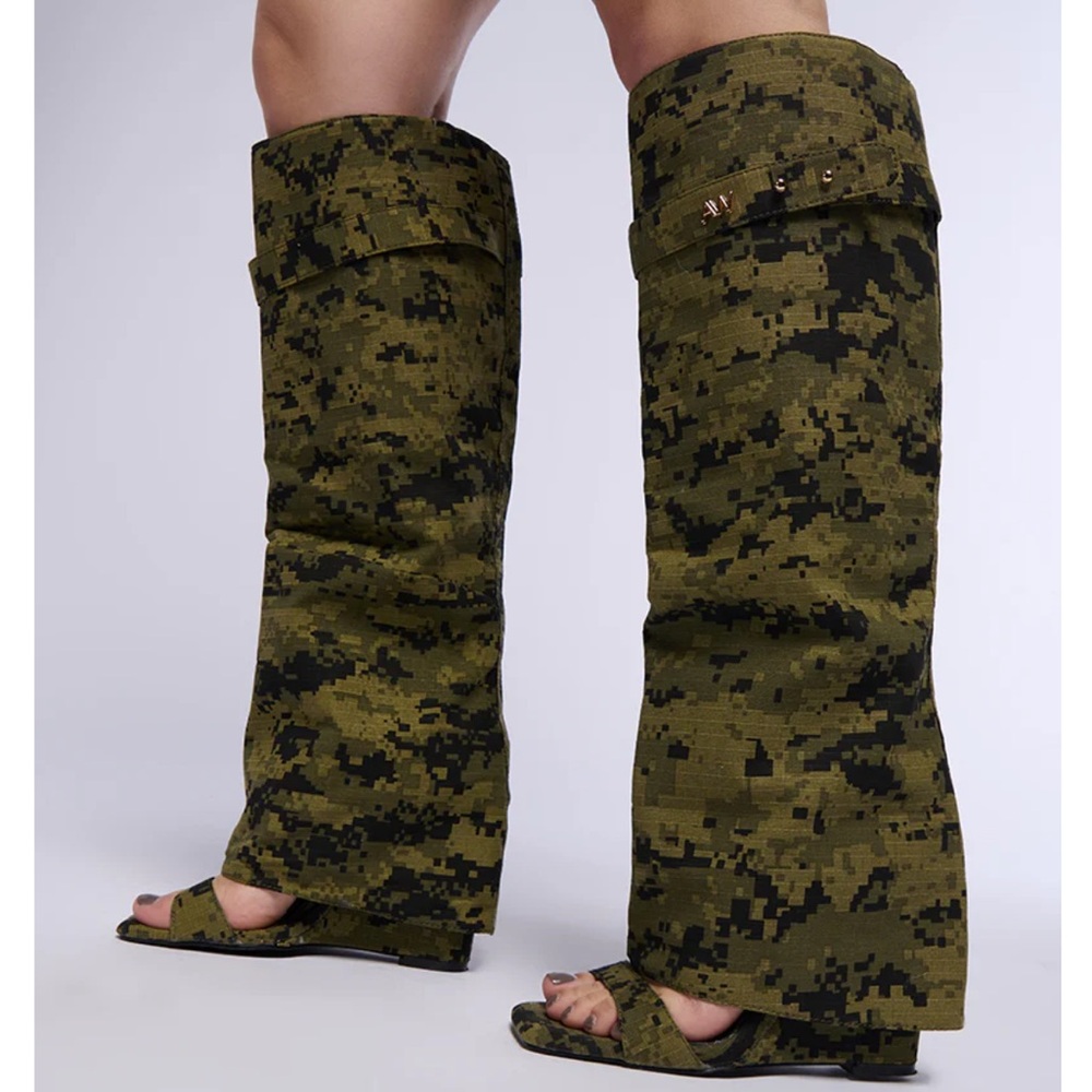 AZALEA WANG MARIETTA FOLD OVER OPEN TOE SANDAL BOOT IN CAMO - SIZE 7 - NWT - Picture 5 of 14